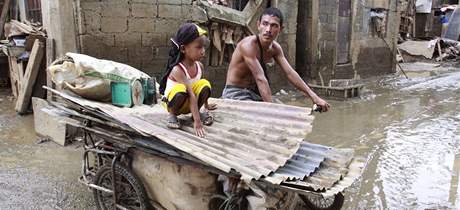 Filipínci se po záplavách potýkají s leptospirózou.